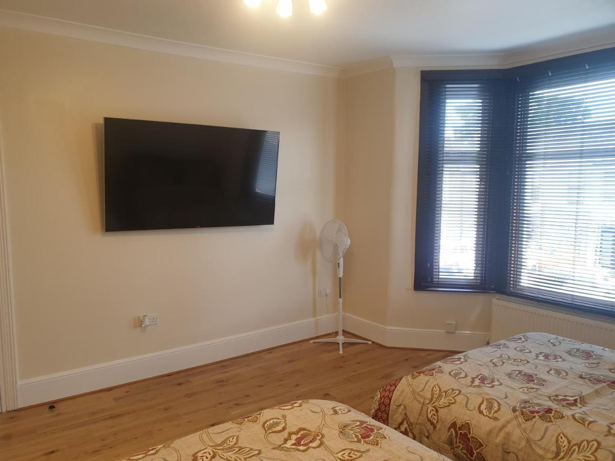 London Luxury Apartments 4 Min Walk From Ilford Station, With Free Parking Free Wifi Εξωτερικό φωτογραφία